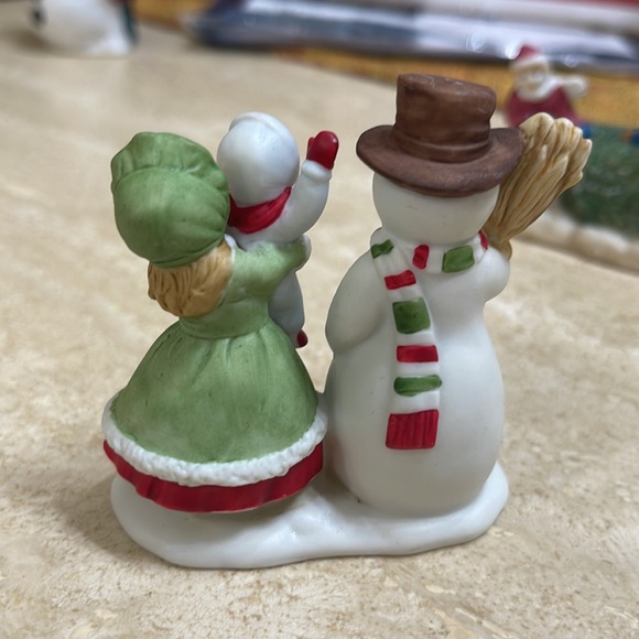Lefton Colonial Christmas Village Figurine ~ mom & child Making a Snowman #07827 - Picture 3 of 5